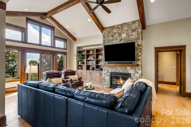 320 Summerset Drive, Hendersonville, NC 28792