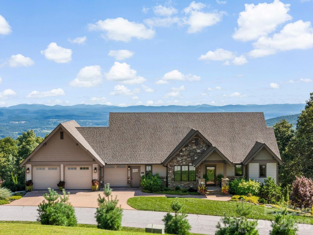 320 Summerset Drive, Hendersonville, NC 28792