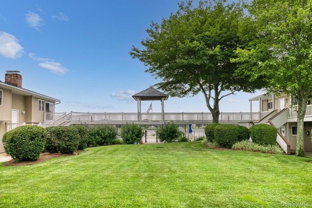 61 W Tiana Road 6, Hampton Bays, NY 11946