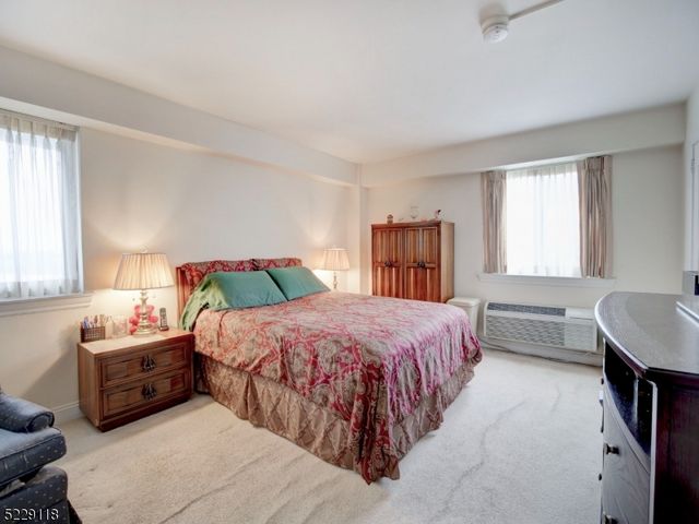 60 Parkway Dr 11C, East Orange City, NJ 07017