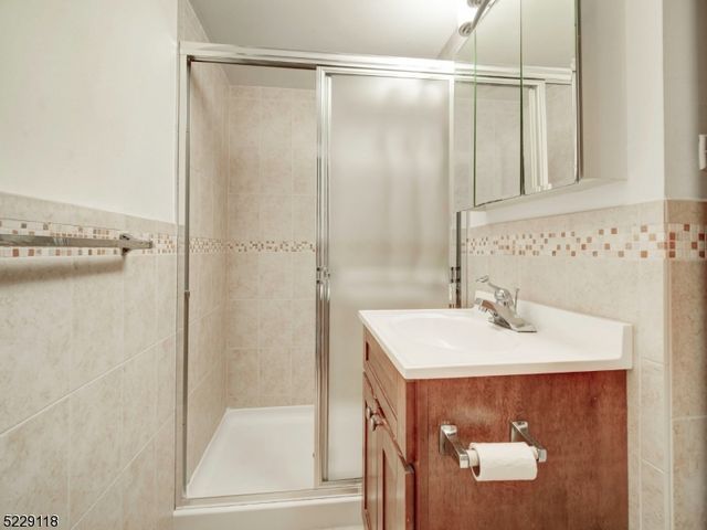 60 Parkway Dr 11C, East Orange City, NJ 07017
