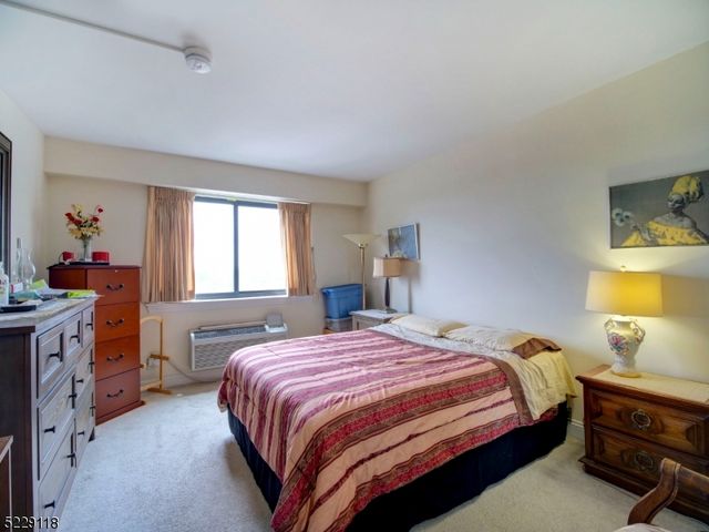 60 Parkway Dr 11C, East Orange City, NJ 07017
