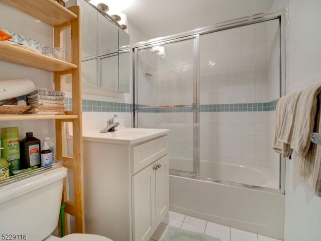60 Parkway Dr 11C, East Orange City, NJ 07017
