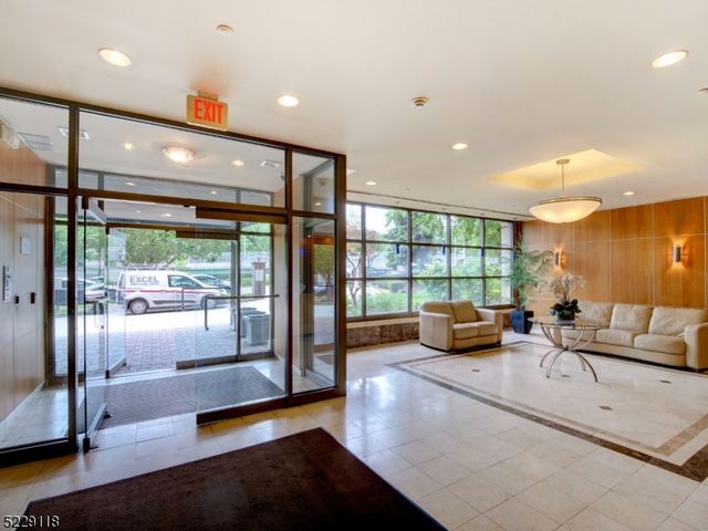 60 Parkway Dr 11C, East Orange City, NJ 07017