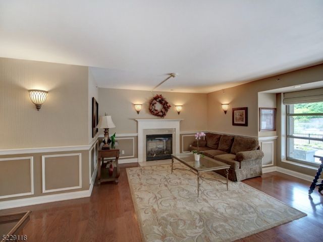 60 Parkway Dr 11C, East Orange City, NJ 07017