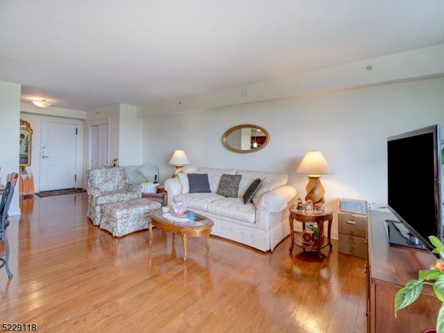 60 Parkway Dr 11C, East Orange City, NJ 07017
