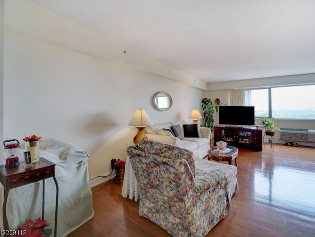 60 Parkway Dr 11C, East Orange City, NJ 07017