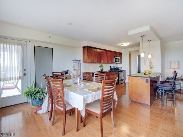 60 Parkway Dr 11C, East Orange City, NJ 07017