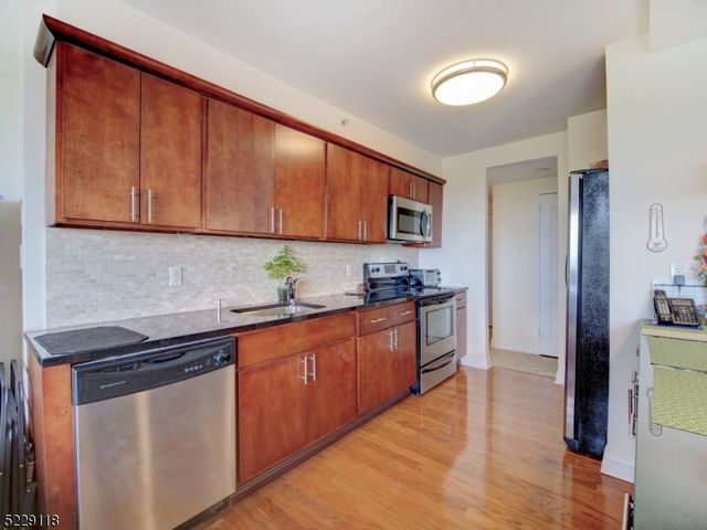 60 Parkway Dr 11C, East Orange City, NJ 07017