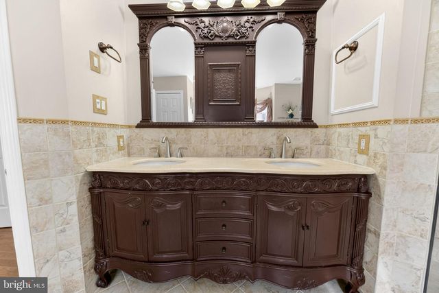 106 JULIAN DR E, Warwick, PA 18974