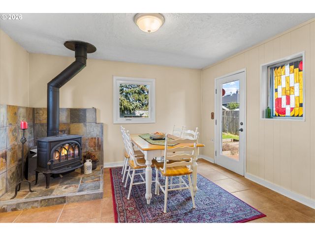 3805 Se MALL St, Portland, OR 97202