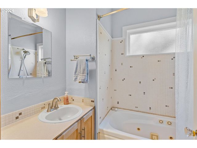 3805 Se MALL St, Portland, OR 97202