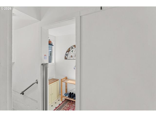 3805 Se MALL St, Portland, OR 97202