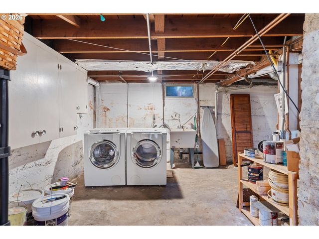 3805 Se MALL St, Portland, OR 97202