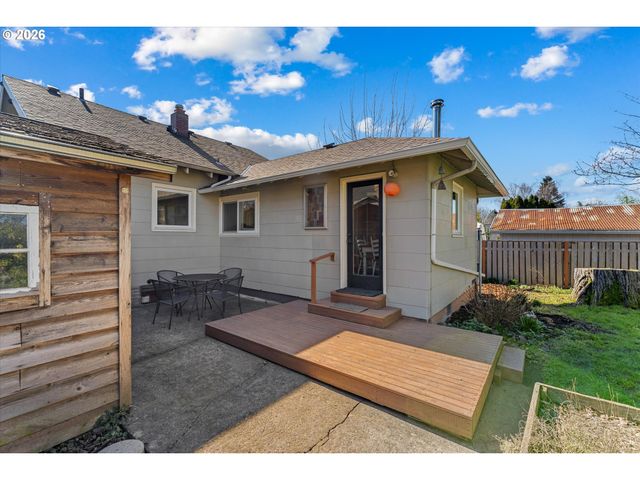 3805 Se MALL St, Portland, OR 97202