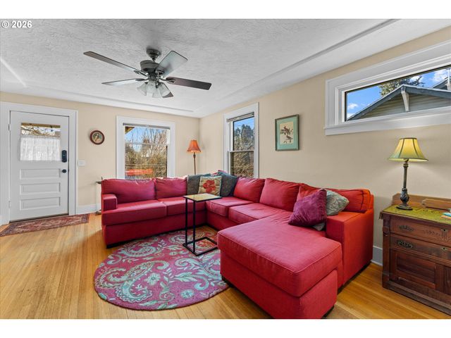 3805 Se MALL St, Portland, OR 97202