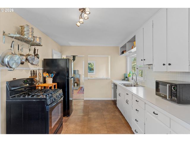 3805 Se MALL St, Portland, OR 97202