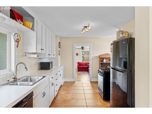 3805 Se MALL St, Portland, OR 97202