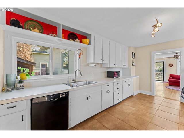 3805 Se MALL St, Portland, OR 97202