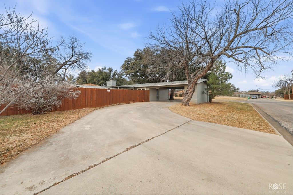 Image 27 of property listing at 1902 S A&M Ave, San Angelo, TX 76904