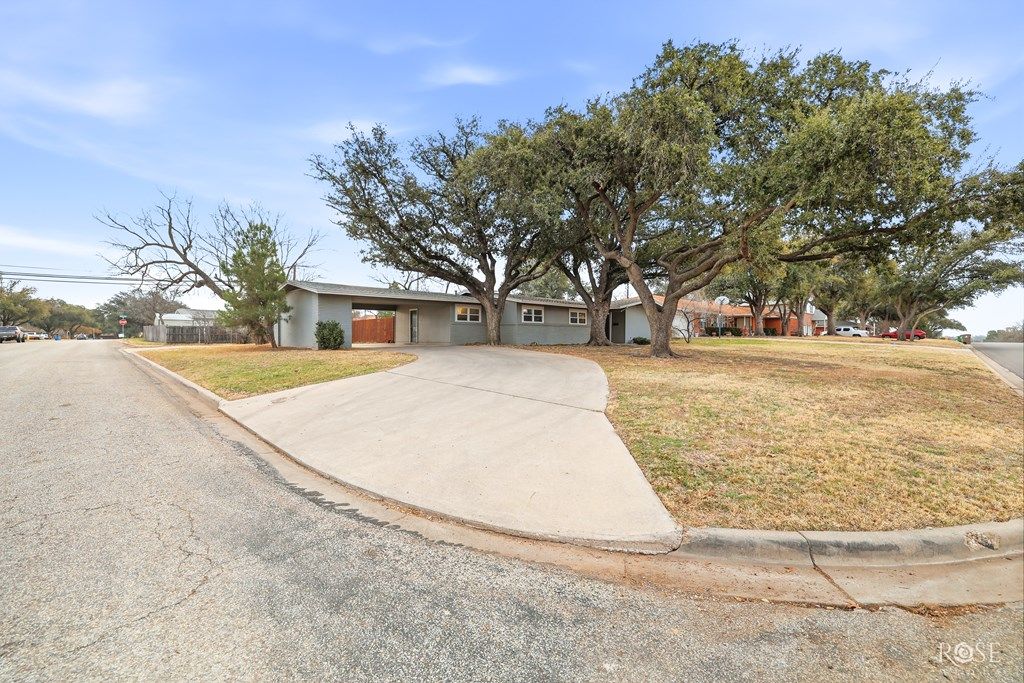 Image 4 of property listing at 1902 S A&M Ave, San Angelo, TX 76904