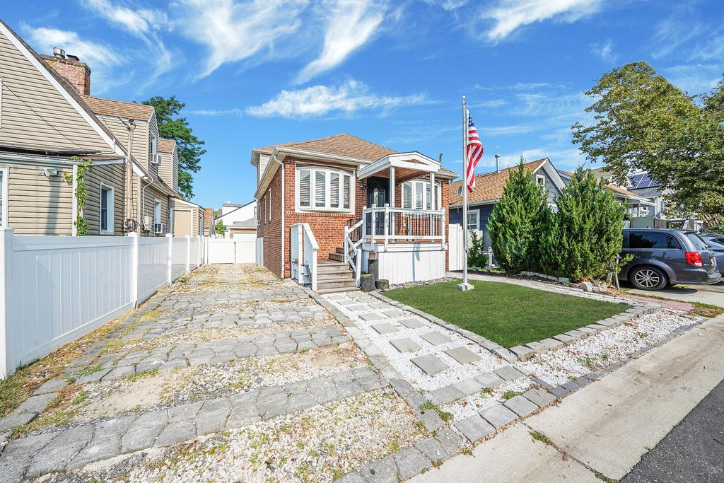 86 West Boulevard, East Rockaway, NY 11518