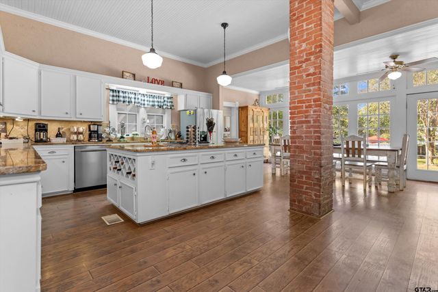 712 Lamar Avenue, Crockett, TX 75835