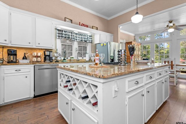 712 Lamar Avenue, Crockett, TX 75835