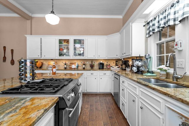 712 Lamar Avenue, Crockett, TX 75835