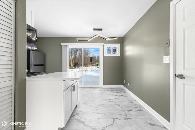 1412 W Broadview Avenue, Crete, IL 60417