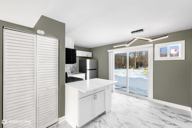 1412 W Broadview Avenue, Crete, IL 60417