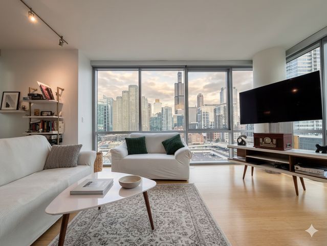 123 S Green Street 906B, Chicago, IL 60607
