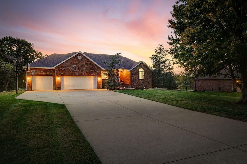 165 Bayberry Drive, Ozark, MO 65721