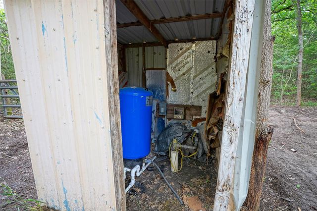 2905 Lee Ln, Bedias, TX 77831