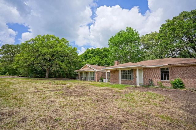 2905 Lee Ln, Bedias, TX 77831