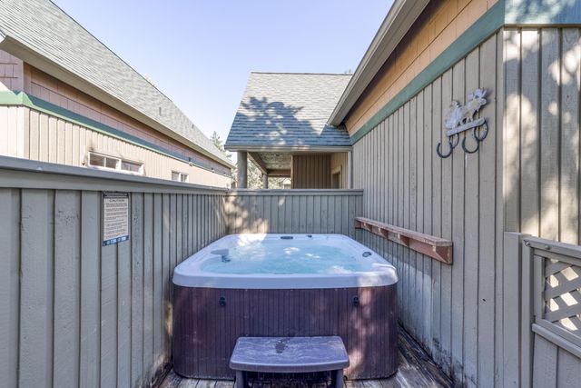 1612 Prairie Falcon Drive, Redmond, OR 97756