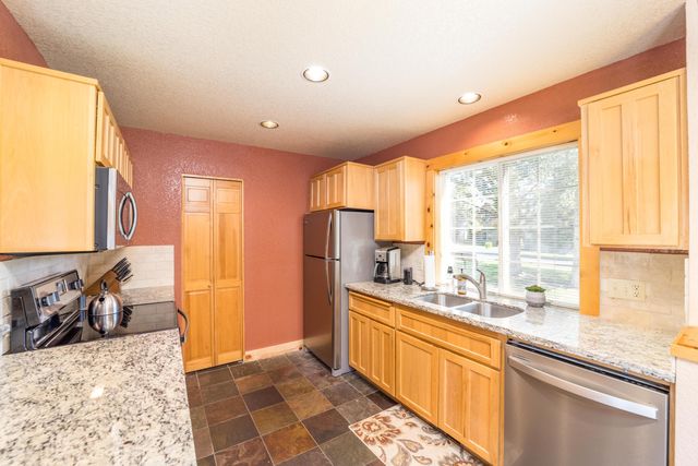 1612 Prairie Falcon Drive, Redmond, OR 97756