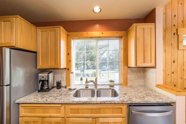 1612 Prairie Falcon Drive, Redmond, OR 97756