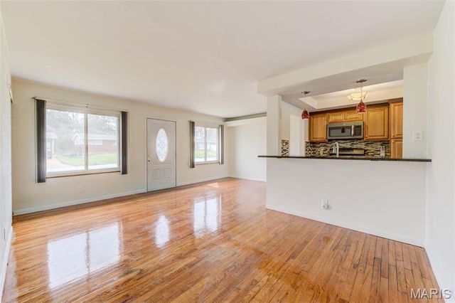10127 Monarch Drive, Riverview, MO 63136