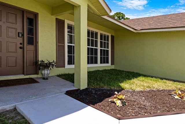 574 SW Fairview Avenue, Port Saint Lucie, FL 34983
