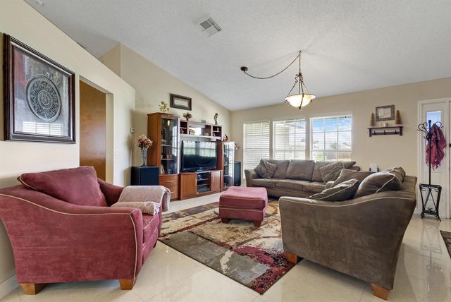 574 SW Fairview Avenue, Port Saint Lucie, FL 34983