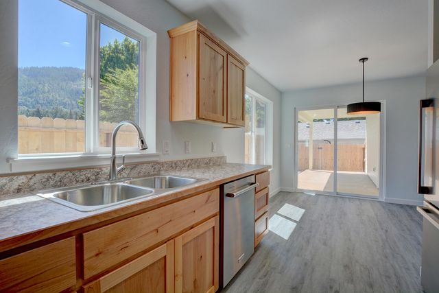 1637 Carnahan Drive, Grants Pass, OR 97527