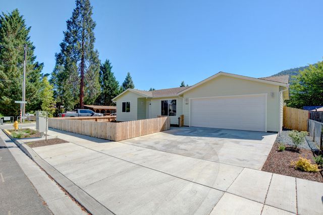 1637 Carnahan Drive, Grants Pass, OR 97527