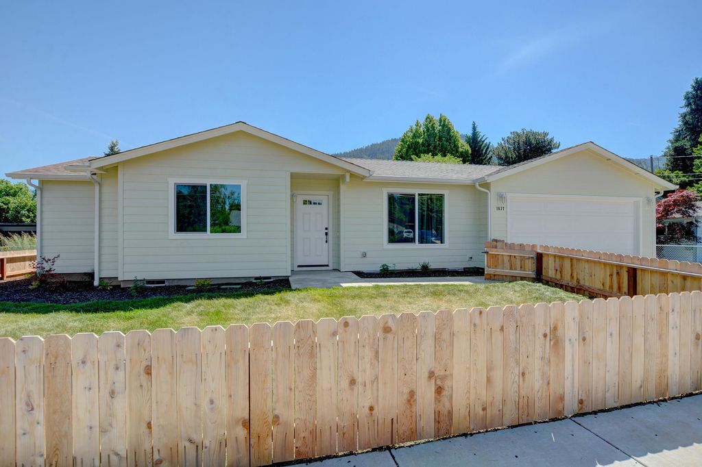 1637 Carnahan Drive, Grants Pass, OR 97527