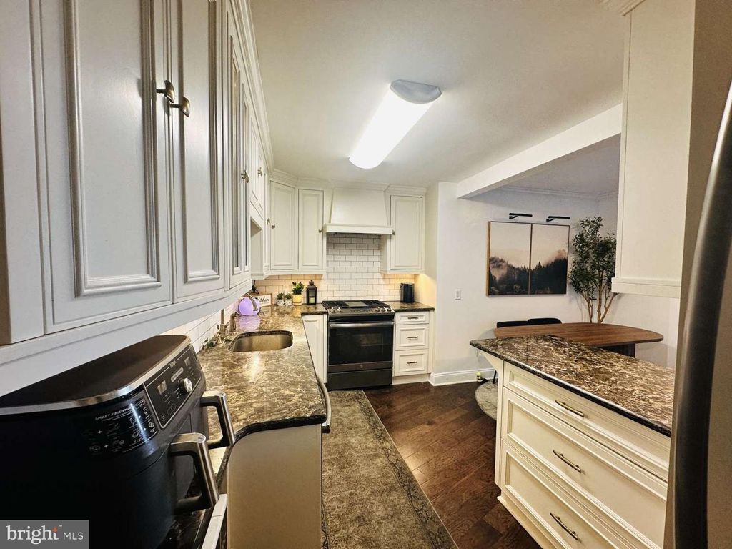 Image 5 of property listing at 3900 FORD RD #18K, Philadelphia, PA 19131