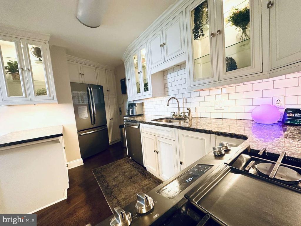 Image 6 of property listing at 3900 FORD RD #18K, Philadelphia, PA 19131