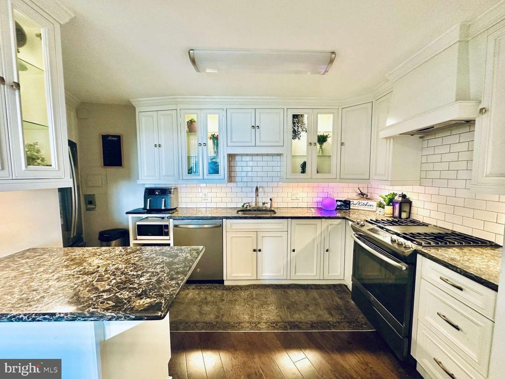 Image 7 of property listing at 3900 FORD RD #18K, Philadelphia, PA 19131