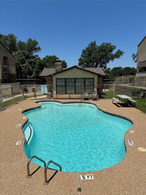 1730 Crest Point Drive, Arlington, TX 76012