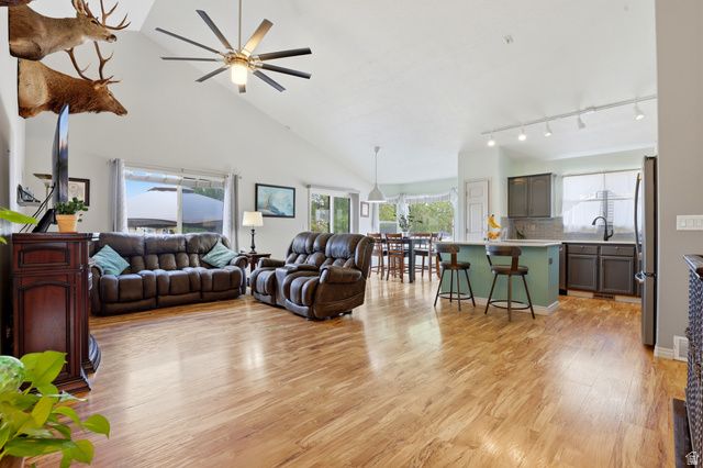 1379 N 2530 W, Clinton, UT 84015
