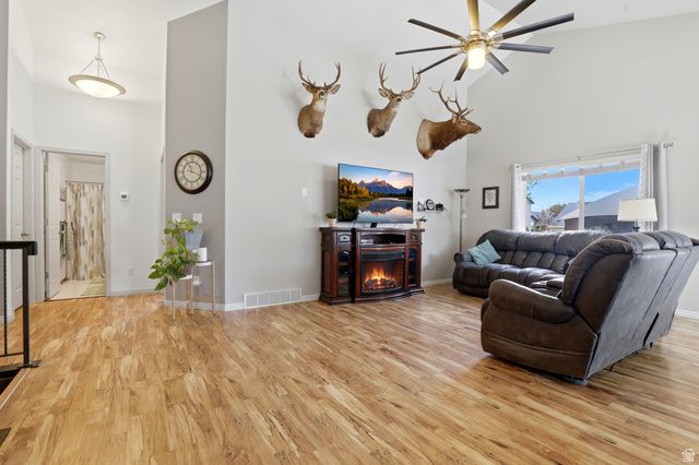1379 N 2530 W, Clinton, UT 84015
